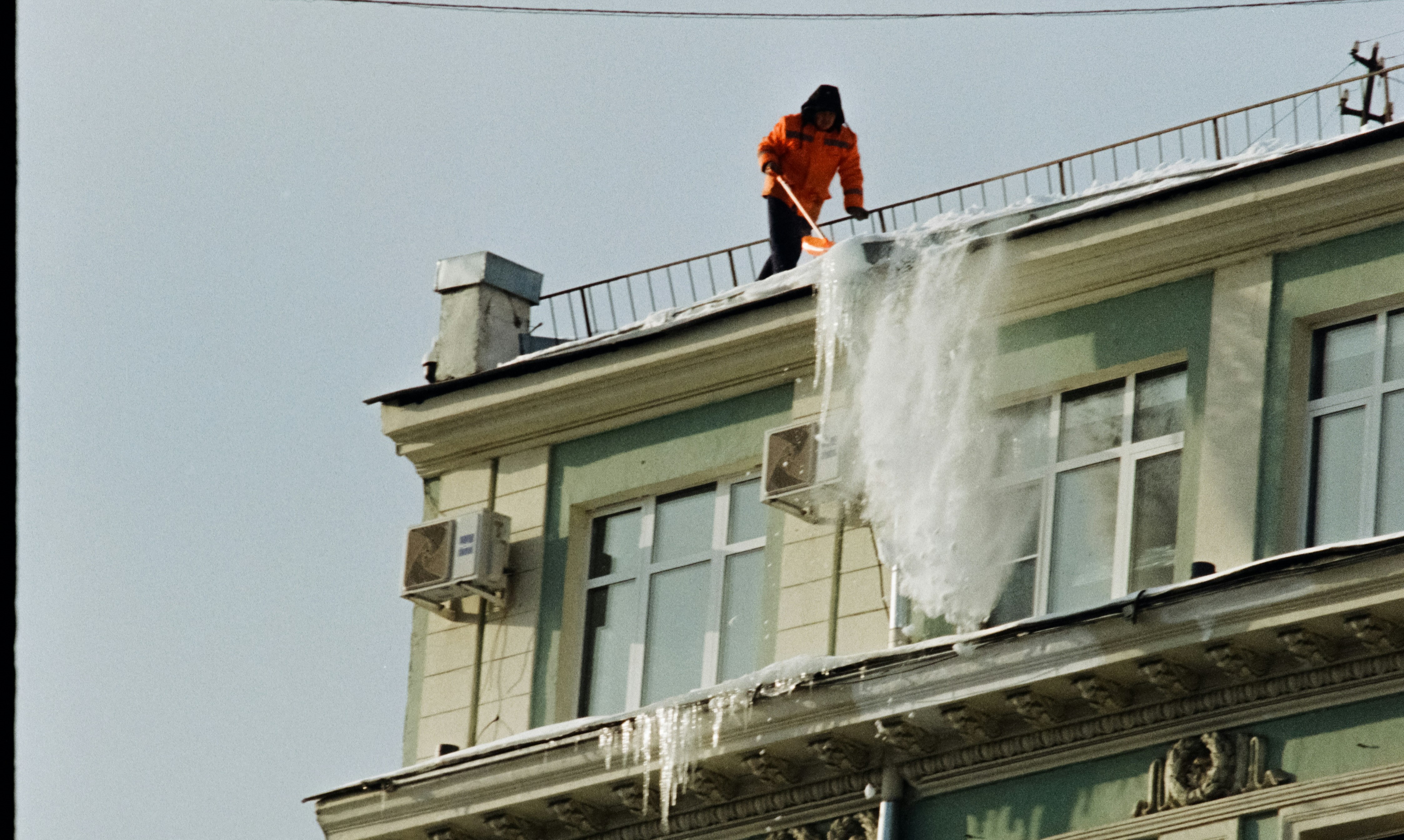 16 человек погибли от сосулек и наледи, 93 травмированы за зиму: почему системы антиобледенения кровель необходимы